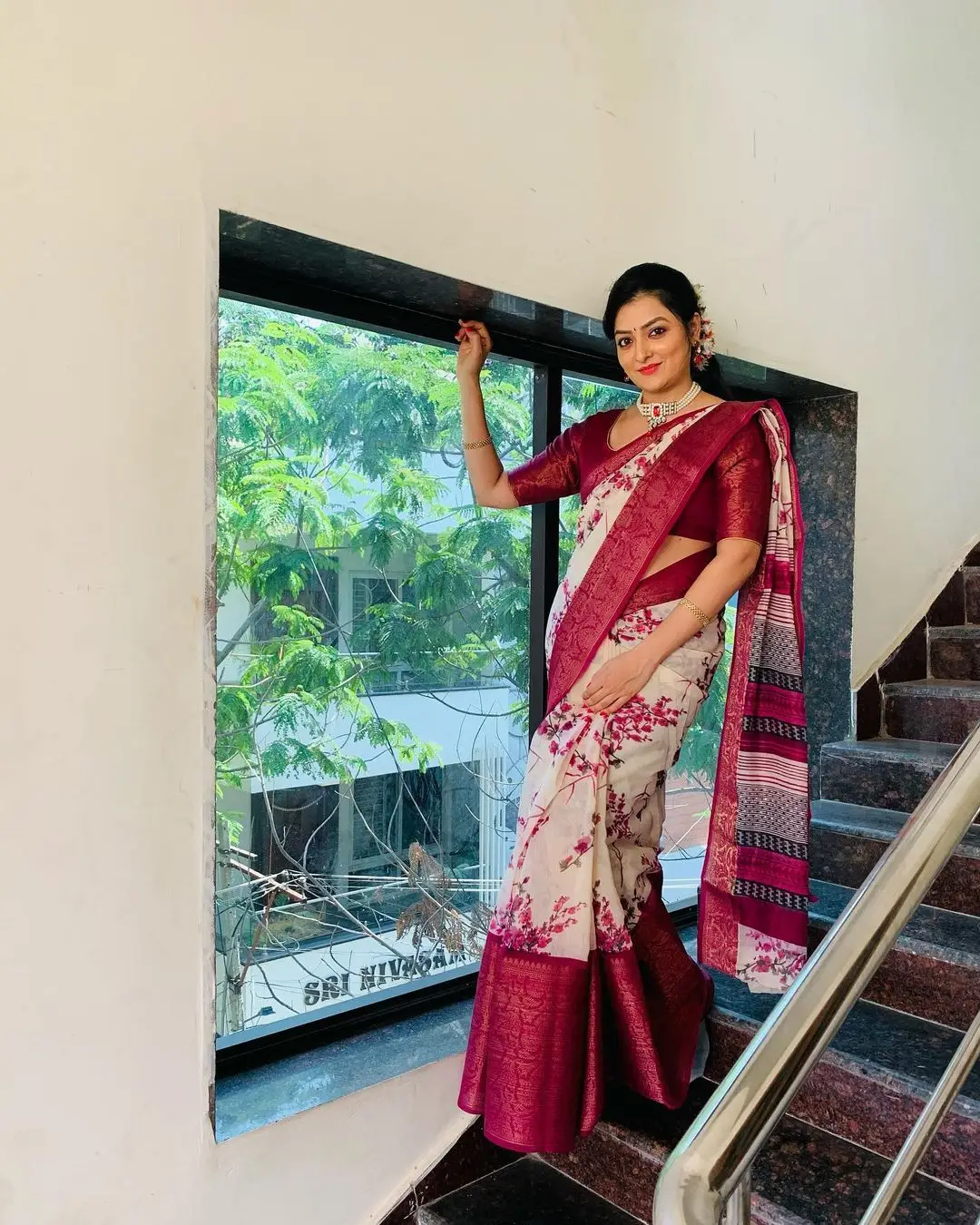 ETV Abhiruchi Madhuri Kandavalli In White Saree Red Blouse